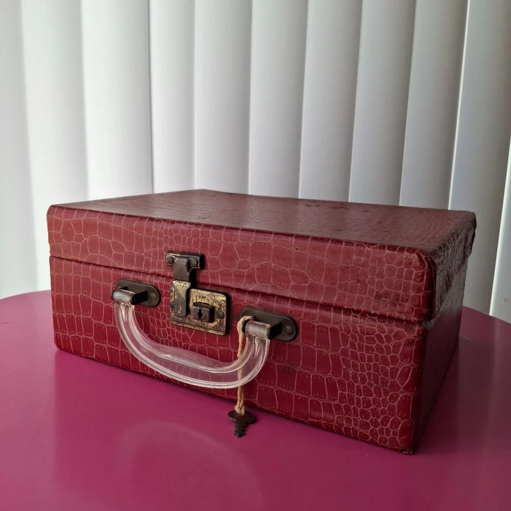 Vintage Red Faux Croc Overnight Train Case Lucite Handle Hurd Co Kansas City MO